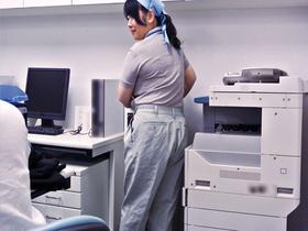 掃除婦のおばさんにわざと勃起したチ●ポを見せて「手コキだけでも・・・？」とお願いしたら、どんな結末が・・・！！？4時間　サンプル画像02